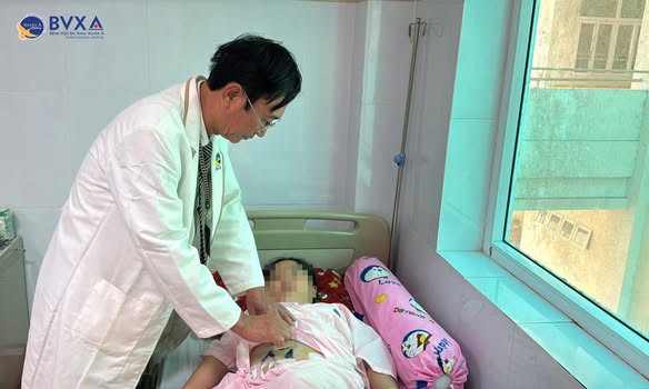 Thăm khám cho bệnh nhi sau phẫu thuật - Ảnh BVCC