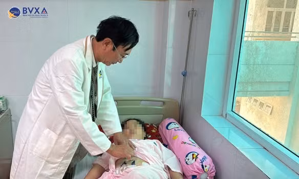 Thăm khám cho bệnh nhi sau phẫu thuật - Ảnh BVCC