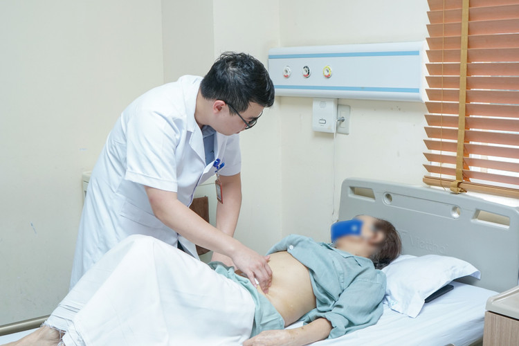 Thăm khám cho bệnh nhân sau phẫu thuật - Ảnh: BVCC