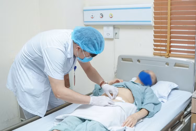 Người phụ nữ có 2 bàng quang thường xuyên nhiễm trùng tiết niệu - Ảnh: BVCC