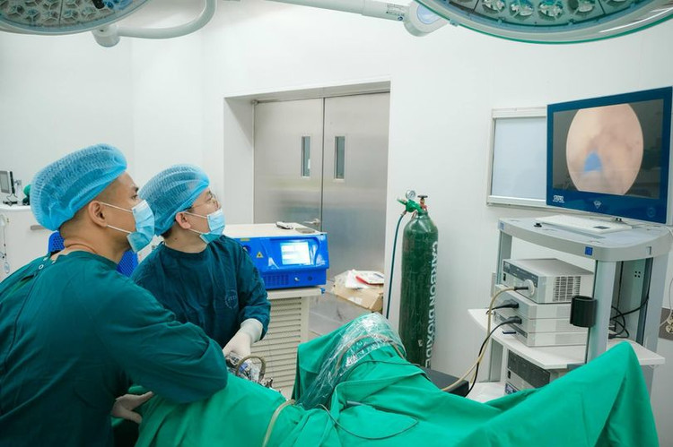 Bóc nhân tiền liệt tuyến bằng laser cho bệnh nhân - Ảnh BVCC