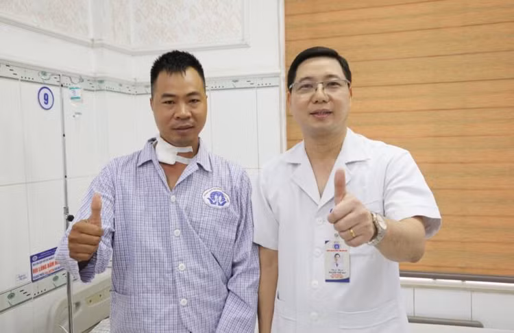 Người bệnh chụp hình cùng TS. BS. Nguyễn Thế Đạt trước ngày ra viện