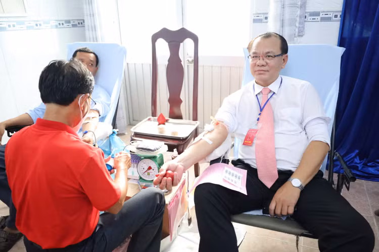 BSCKII. Bùi Quốc Nam, Giám đốc Sở Y tế tỉnh Bạc Liêu tham gia hiến máu tại ngày hội “Giọt hồng đất Bạc Liêu” sáng 5/6/2023.