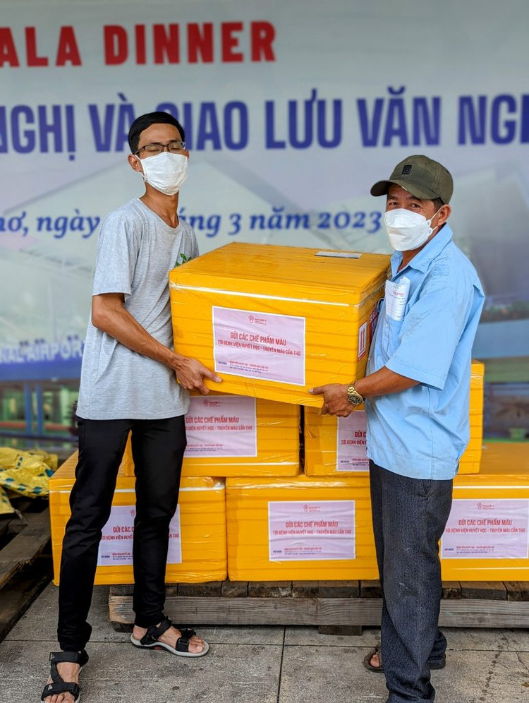 Bệnh viện Huyết học – Truyền máu TP Cần Thơ nhận những thùng máu được vận chuyển qua đường hàng không từ Hà Nội.