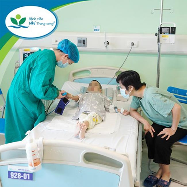 TS.BS Nguyễn Thị Mai Hương trực tiếp theo dõi sát sao các yếu tố về huyết học của bệnh nhi trong quá trình điều trị