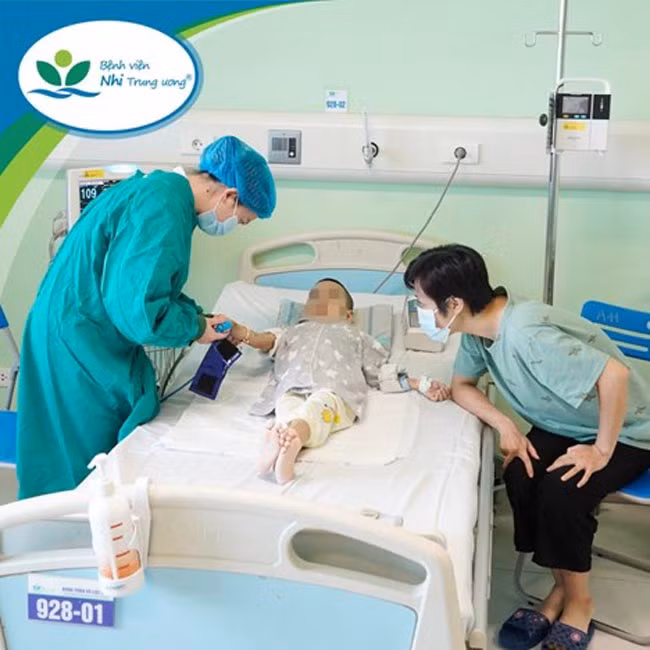 TS.BS Nguyễn Thị Mai Hương trực tiếp theo dõi sát sao các yếu tố về huyết học của bệnh nhi trong quá trình điều trị