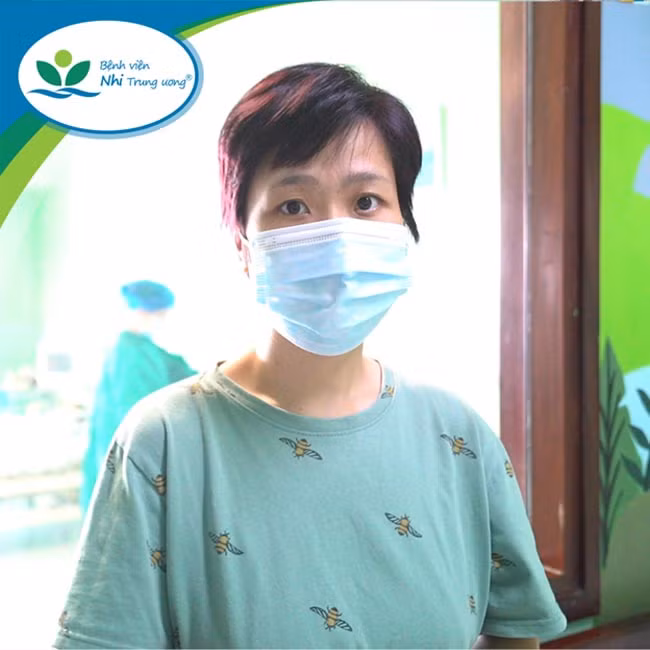 Chị P.A (mẹ bệnh nhi) rưng rưng xúc động khi kể lại hành trình cùng con chiến đấu với bệnh tật