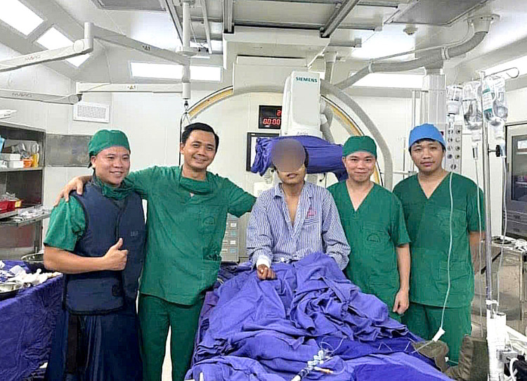 Bệnh nhân người Myanmar bị nhồi máu cơ tim cấp được kíp bác sĩ Bệnh viện Đa khoa tỉnh Quảng Ninh can thiệp đặt stent thành công.