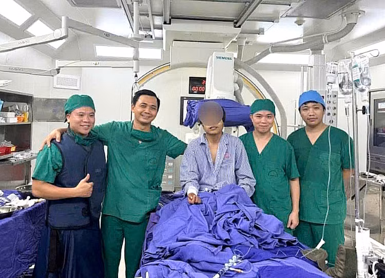 Bệnh nhân người Myanmar bị nhồi máu cơ tim cấp được kíp bác sĩ Bệnh viện Đa khoa tỉnh Quảng Ninh can thiệp đặt stent thành công.