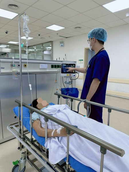 Bs cấp cứu cho bệnh nhân sốc phản vệ sau ngộ độc thuốc tê khi tiêm filler mũi tại cơ sở thẩm mỹ “chui” - Ảnh: BVCC