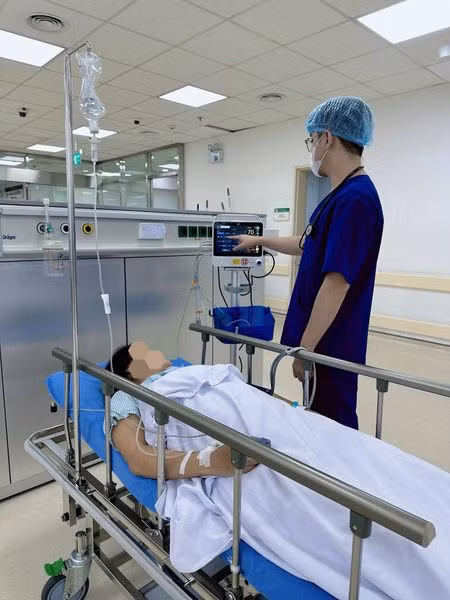 Bs cấp cứu cho bệnh nhân sốc phản vệ sau ngộ độc thuốc tê khi tiêm filler mũi tại cơ sở thẩm mỹ “chui” - Ảnh: BVCC