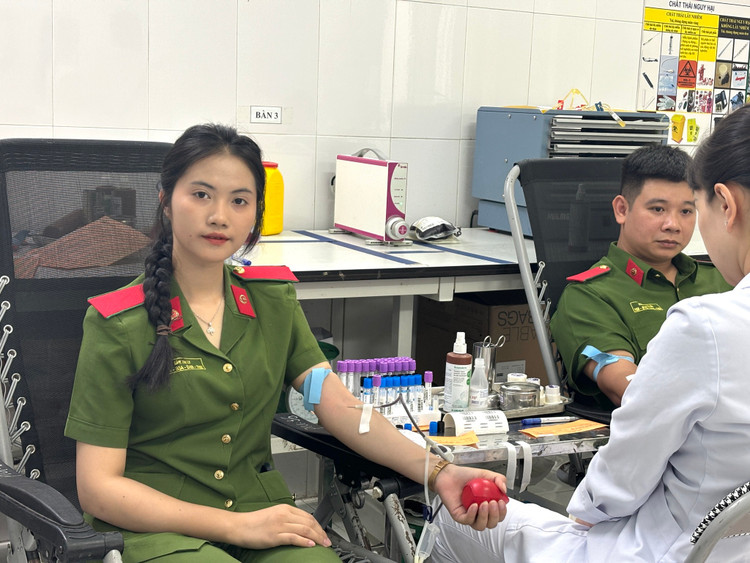 Chiến sĩ công an hiến máu cứu cứu bệnh nhân sạt lở làng Nủ - Ảnh: BVCC