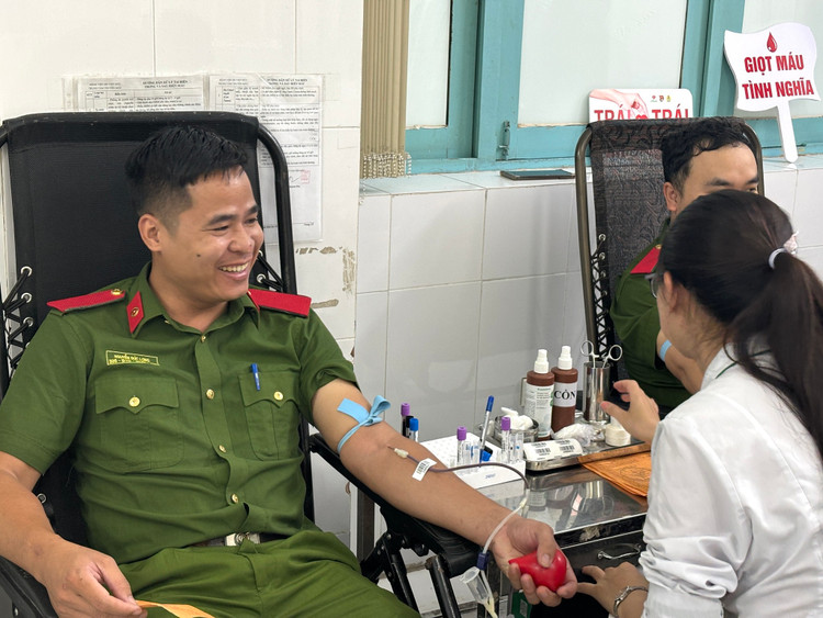 Chiến sĩ công an hiến máu cứu cứu bệnh nhân sạt lở làng Nủ - Ảnh: BVCC