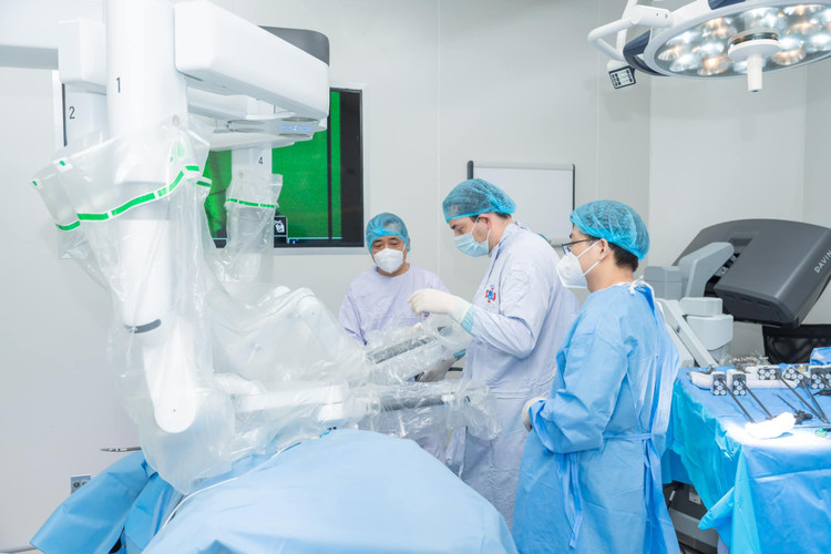 Cùng chuyên gia Mỹ phẫu thuật robot hiện đại cho 2 bệnh nhân ung thư đường tiêu