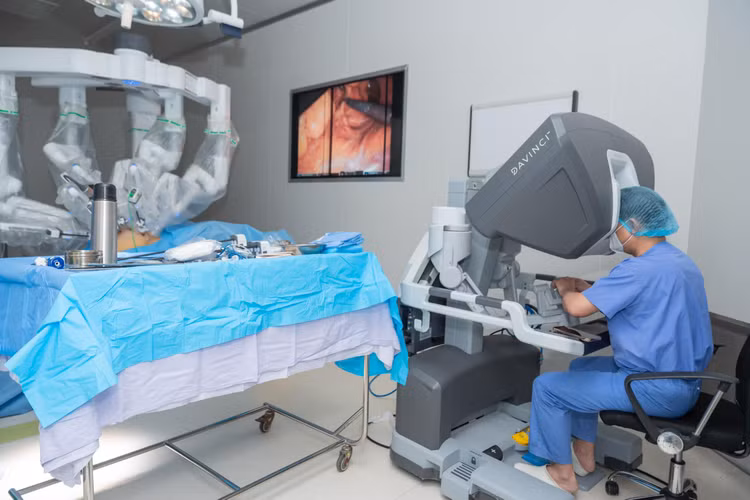 Cùng chuyên gia Mỹ phẫu thuật robot hiện đại cho 2 bệnh nhân ung thư đường tiêu hóa