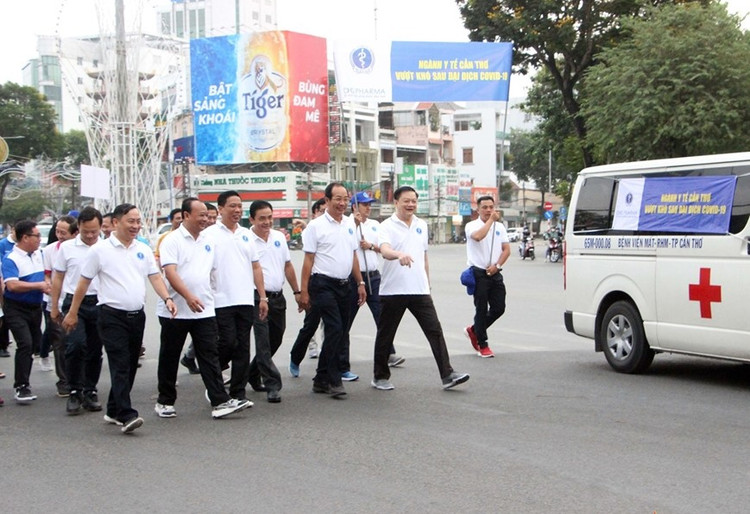 Lãnh đạo HĐND, UBND... thành phố đi bộ cùng nhân viên y tế