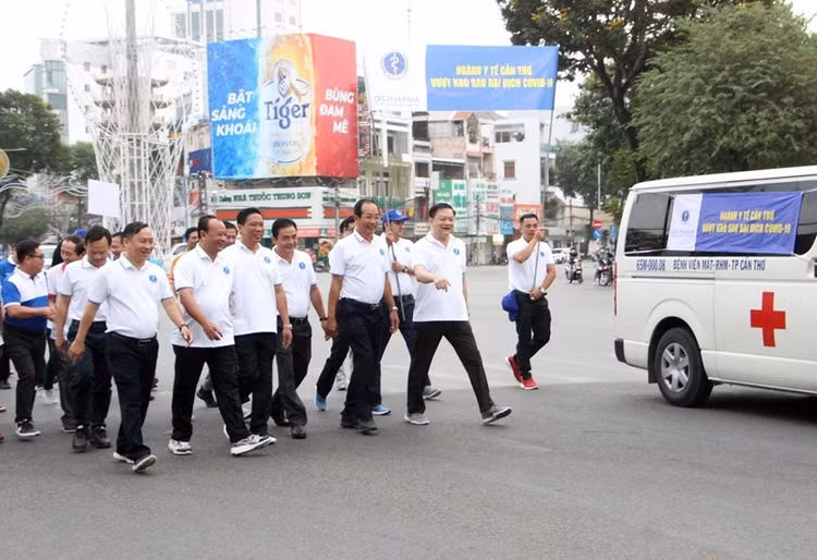 Lãnh đạo HĐND, UBND... thành phố đi bộ cùng nhân viên y tế