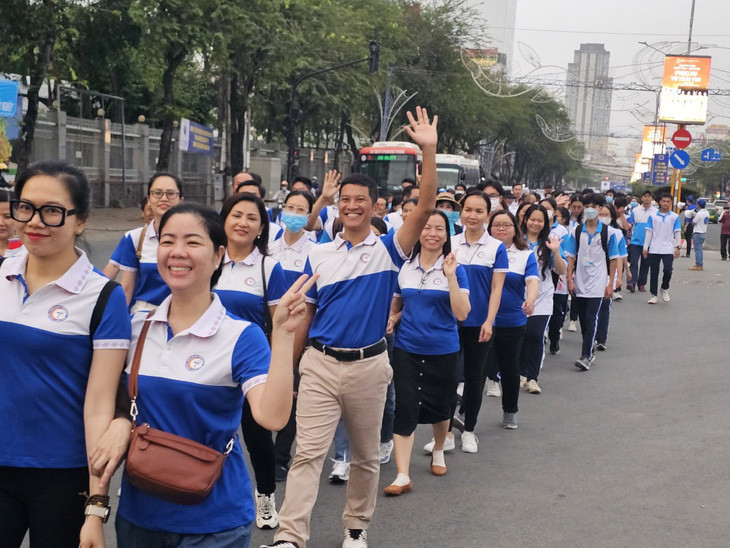 2000 nhân viên y tế Cần Thơ đi bộ kêu gọi cùng ngành vượt khó