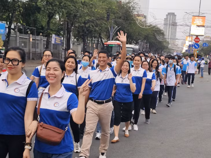 2000 nhân viên y tế Cần Thơ đi bộ kêu gọi cùng ngành vượt khó