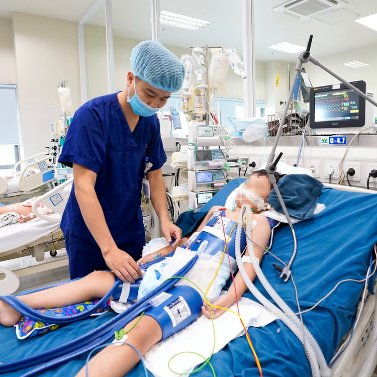 Bé C.T rơi vào tình trạng rất nguy kịch khi được chuyển đến Bệnh viện Nhi Trung ương