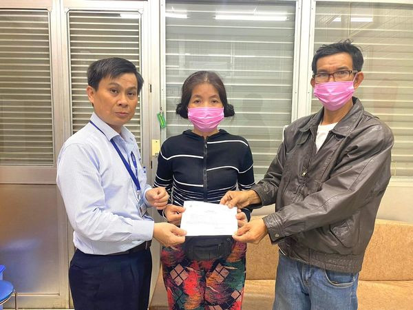 ThS.BS Lê Minh Hiển – Trưởng phòng Công tác xã hội bệnh viện Chợ Rẫy trao số tiền các mạnh thường quân ủng hộ còn lại cho gia đình bệnh nhân.