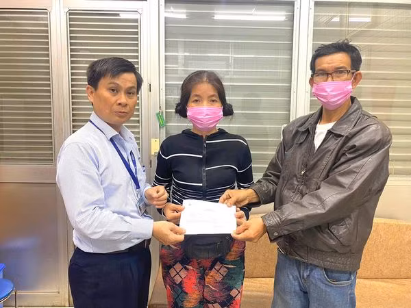 ThS.BS Lê Minh Hiển – Trưởng phòng Công tác xã hội bệnh viện Chợ Rẫy trao số tiền các mạnh thường quân ủng hộ còn lại cho gia đình bệnh nhân.