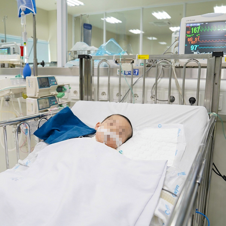 Bé B.M đang được các bác sĩ điều trị tích cực tuy nhiên tiên lượng vẫn rất nặng nề