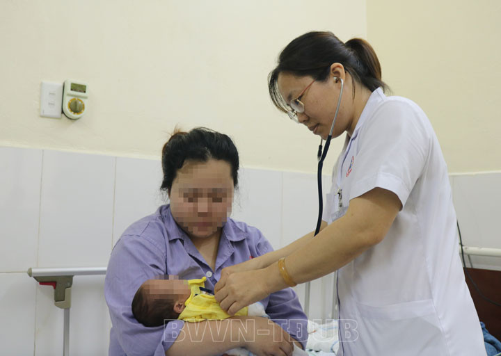 Hiện sức khỏe bệnh nhi ổn định, bú mẹ tốt, tăng cân - Ảnh BVCC