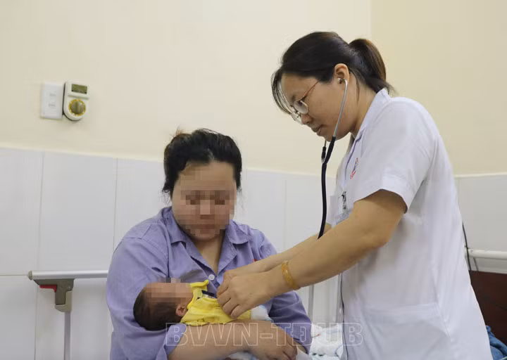 Hiện sức khỏe bệnh nhi ổn định, bú mẹ tốt, tăng cân - Ảnh BVCC