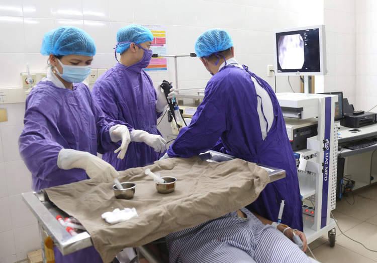 Kíp bác sĩ khoa Hô hấp và Bệnh nghề nghiệp thực hiện nội soi phế quản cho người bệnh. Kíp bác sĩ khoa Hô hấp và Bệnh nghề nghiệp thực hiện nội soi phế quản cho người bệnh.