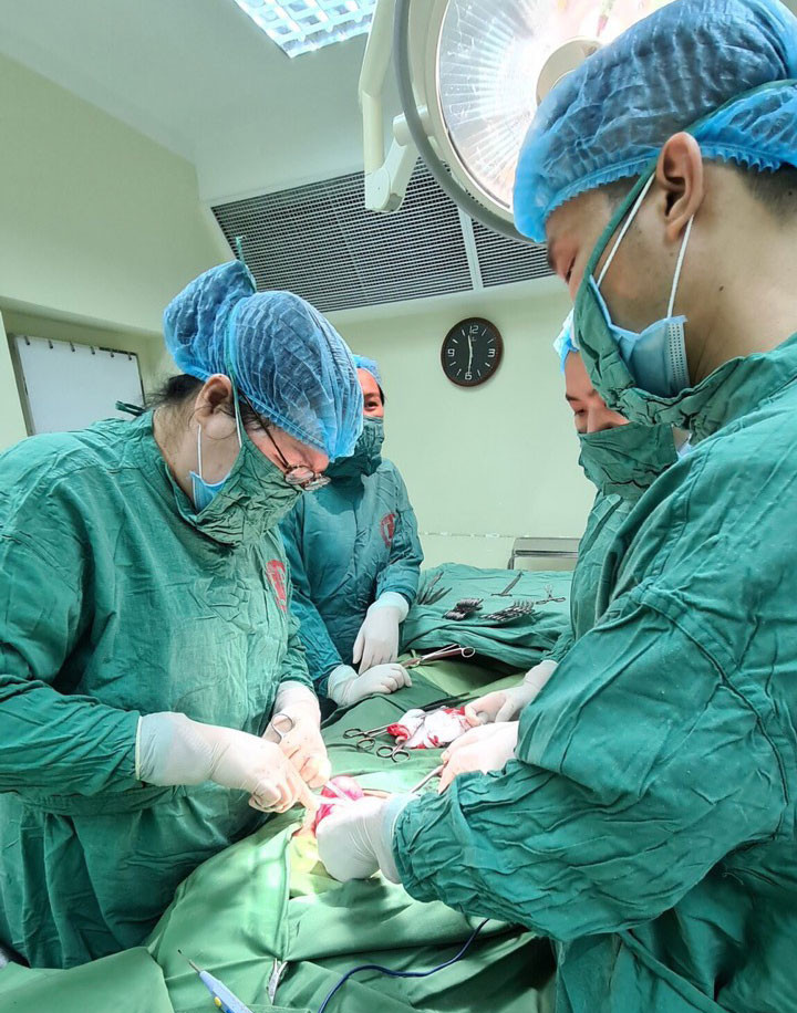 Các bác sĩ tiến hành phẫu thuật cho người bệnh - Ảnh BVCC