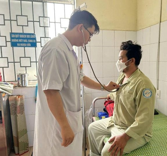 Bác sĩ Đào Đình Khôi, Khoa Ngoại tổng hợp (Bệnh viện Đa khoa tỉnh) kiểm tra sức khỏe sau phẫu thuật cho bệnh nhân K.