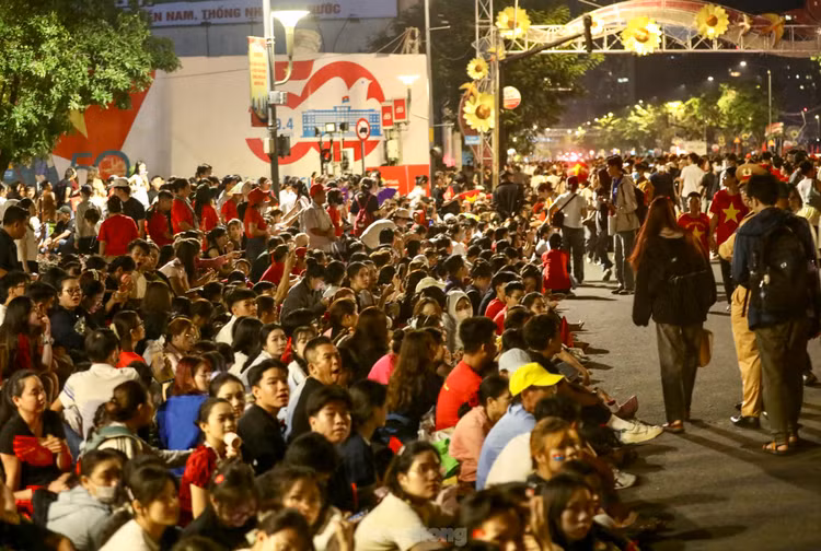 Nghin nguoi ngu dem tren he pho cho tong duyet dieu binh 30/4-Hinh-12