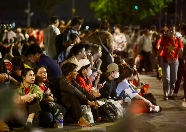 Nghin nguoi ngu dem tren he pho cho tong duyet dieu binh 30/4-Hinh-9