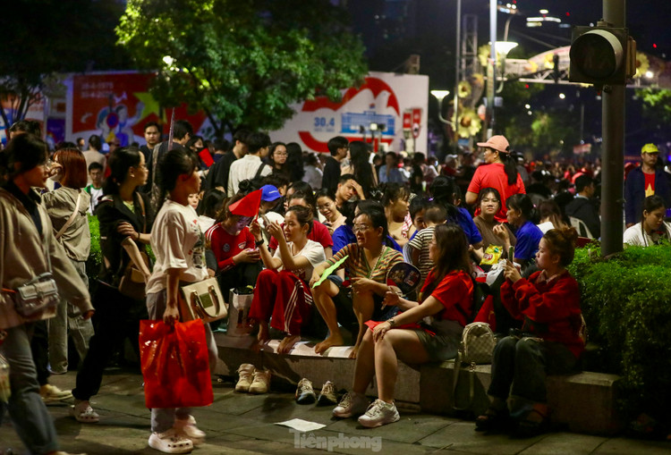 Nghin nguoi ngu dem tren he pho cho tong duyet dieu binh 30/4-Hinh-8