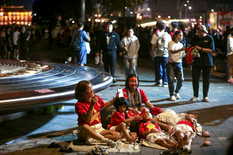 Nghin nguoi ngu dem tren he pho cho tong duyet dieu binh 30/4-Hinh-2