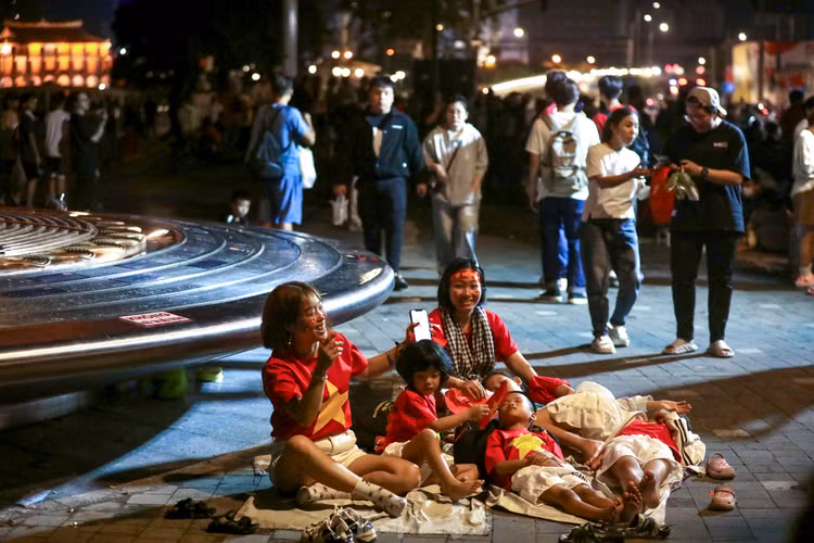 Nghin nguoi ngu dem tren he pho cho tong duyet dieu binh 30/4-Hinh-2