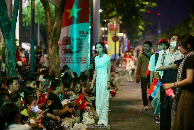 Nghin nguoi ngu dem tren he pho cho tong duyet dieu binh 30/4-Hinh-10
