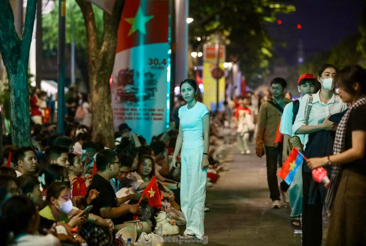 Nghin nguoi ngu dem tren he pho cho tong duyet dieu binh 30/4-Hinh-10