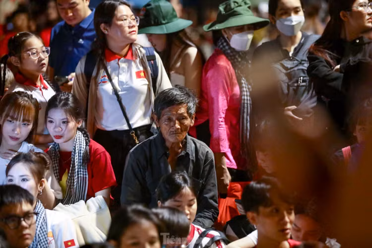 Nghin nguoi ngu dem tren he pho cho tong duyet dieu binh 30/4-Hinh-5