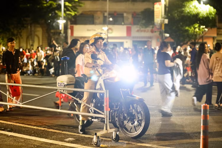 Nghin nguoi ngu dem tren he pho cho tong duyet dieu binh 30/4-Hinh-6