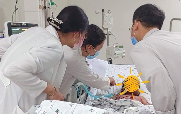 Bé nhập viện trong tình trạng dị ứng nặng - Ảnh: Hà Nội mới
