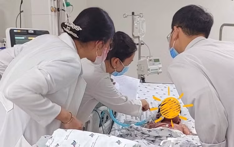 Bé nhập viện trong tình trạng dị ứng nặng - Ảnh: Hà Nội mới