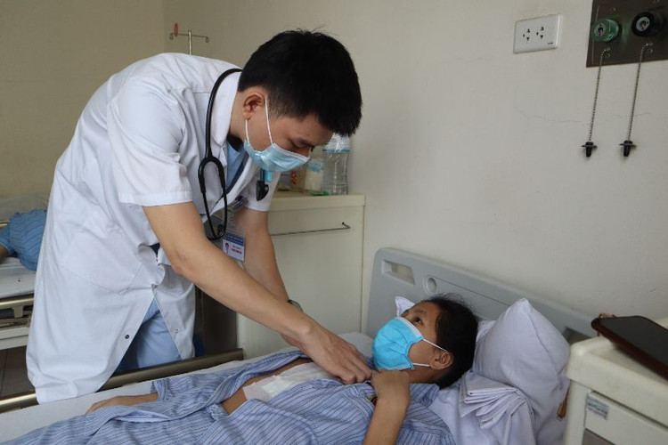 Thăm khám cho sản phụ sau phẫu thuật tại bệnh viện E