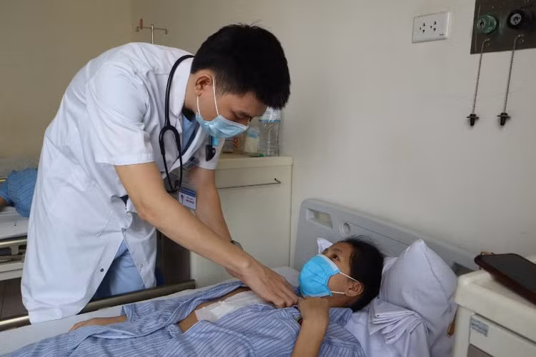 Thăm khám cho sản phụ sau phẫu thuật tại bệnh viện E