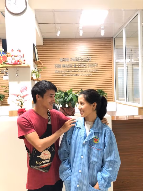 Vợ chồng sản phụ C. hạnh phúc vì được cứu sống