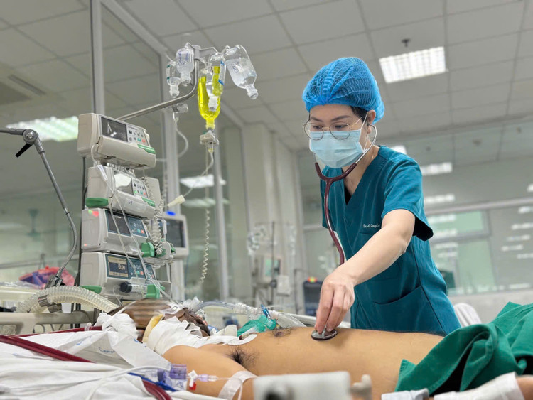 Thăm khám cho bệnh nhân tại bệnh viện Nhiệt đới trung ương - Ảnh BVCC