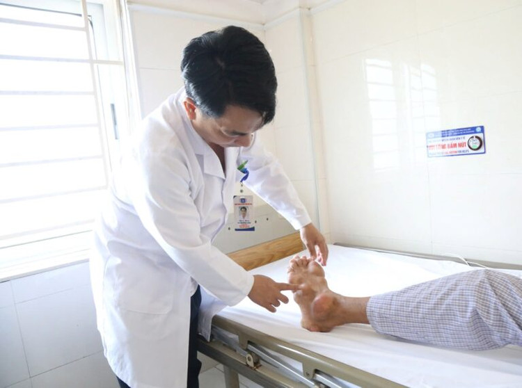 Bác sĩ khám cho người bệnh bị biến chứng của bệnh gout - Ảnh BVCC
