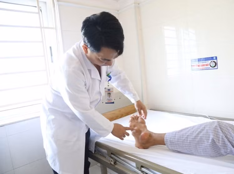 Bác sĩ khám cho người bệnh bị biến chứng của bệnh gout - Ảnh BVCC