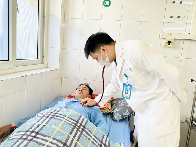 Thăm khám cho người bệnh sau sau can thiệp - Ảnh BVCC